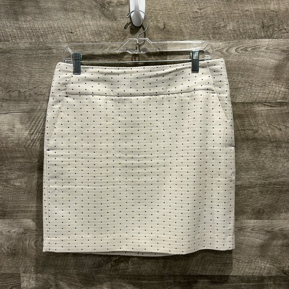 Ann Taylor Dresses & Skirts - Ann Taylor lined Polka Dot Skirt W/ Pockets in a blend Cotton/Polyester/Rayon.